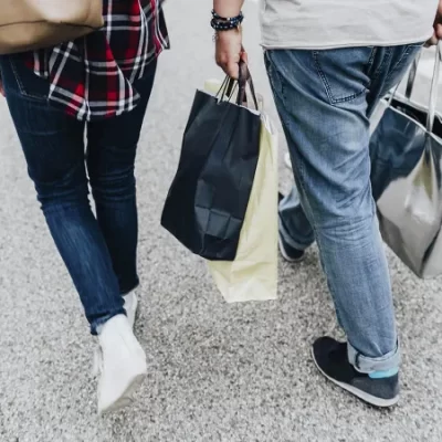 couple-out-shopping